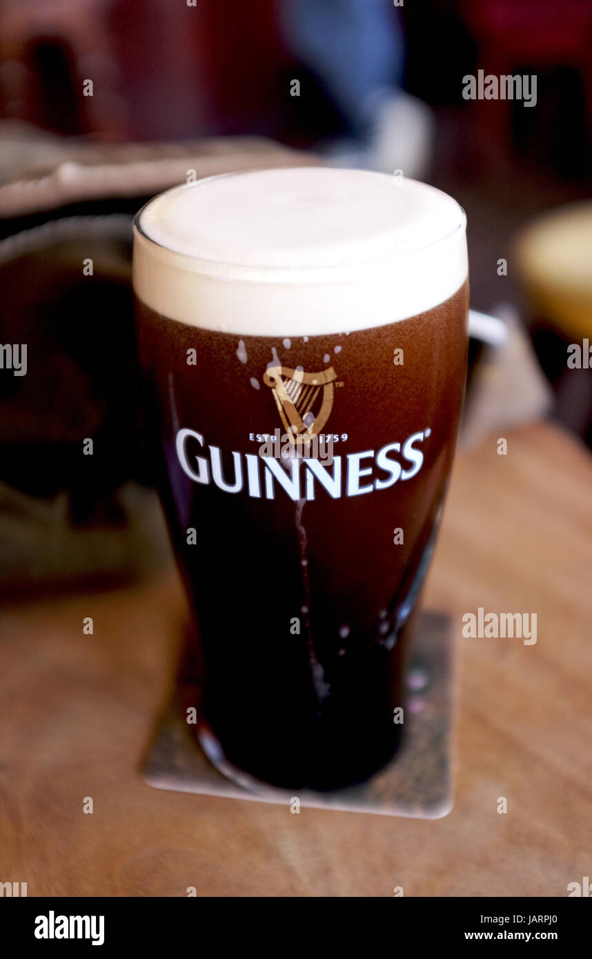La pinta di Guinness birra scura in un pub inglese Foto stock - Alamy