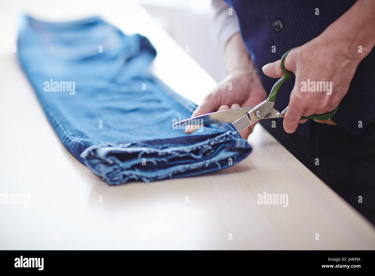 Personalizzare la riparazione di indumenti Foto Stock