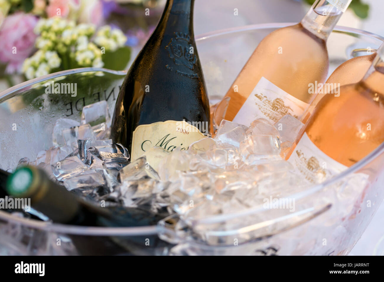 Dettagli di bottiglie di vino in ghiaccio presso un ristorante in Francia Foto Stock