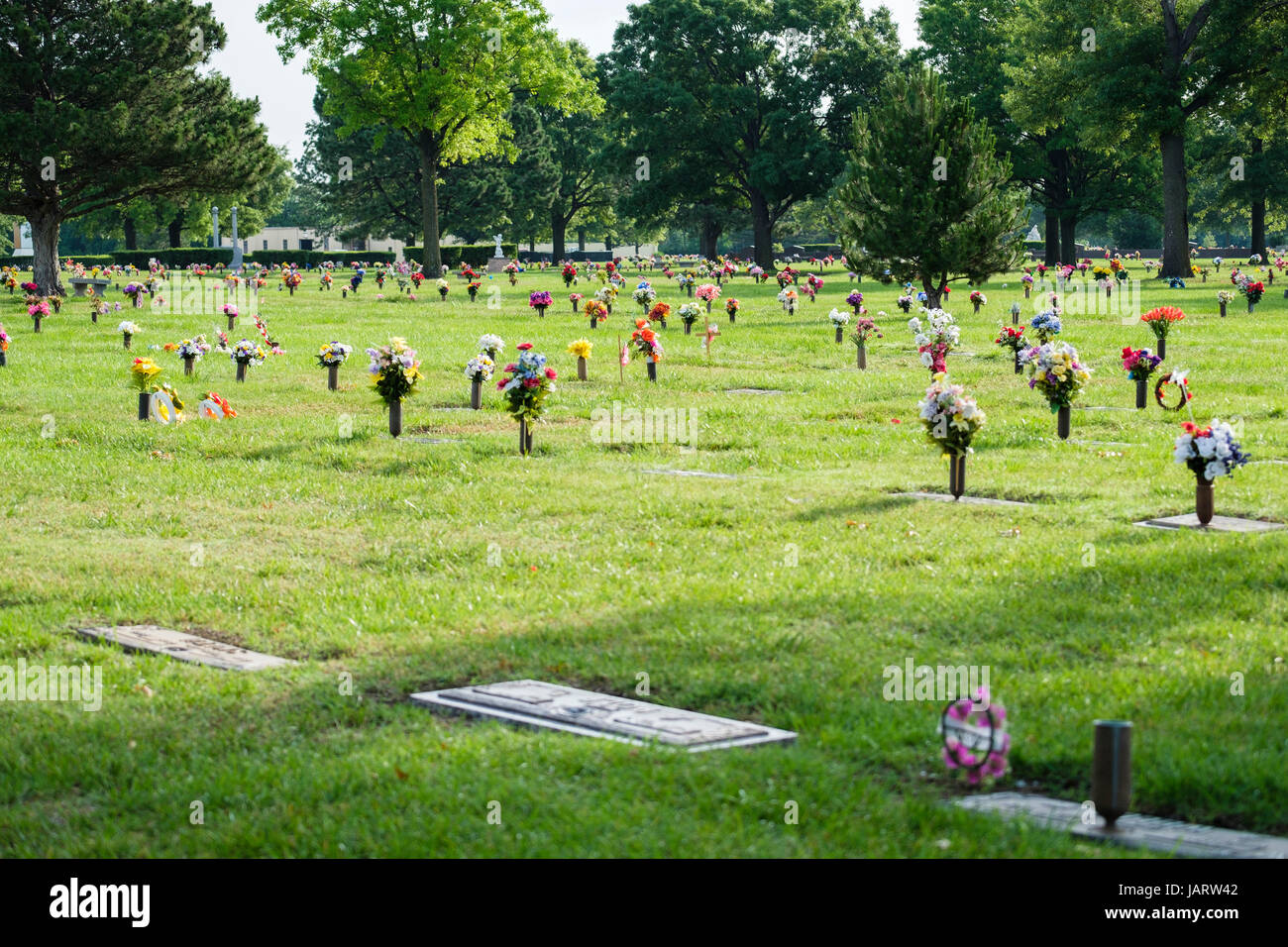 Recinto delle decorazioni floreali per onorare i morti del Memorial Day in un cimitero di Wichita, Kansas, Stati Uniti d'America. Foto Stock