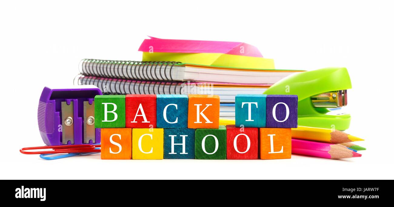 Colorato torna a scuola giocattolo di legno blocchi con gruppo di forniture scolastiche su sfondo bianco Foto Stock