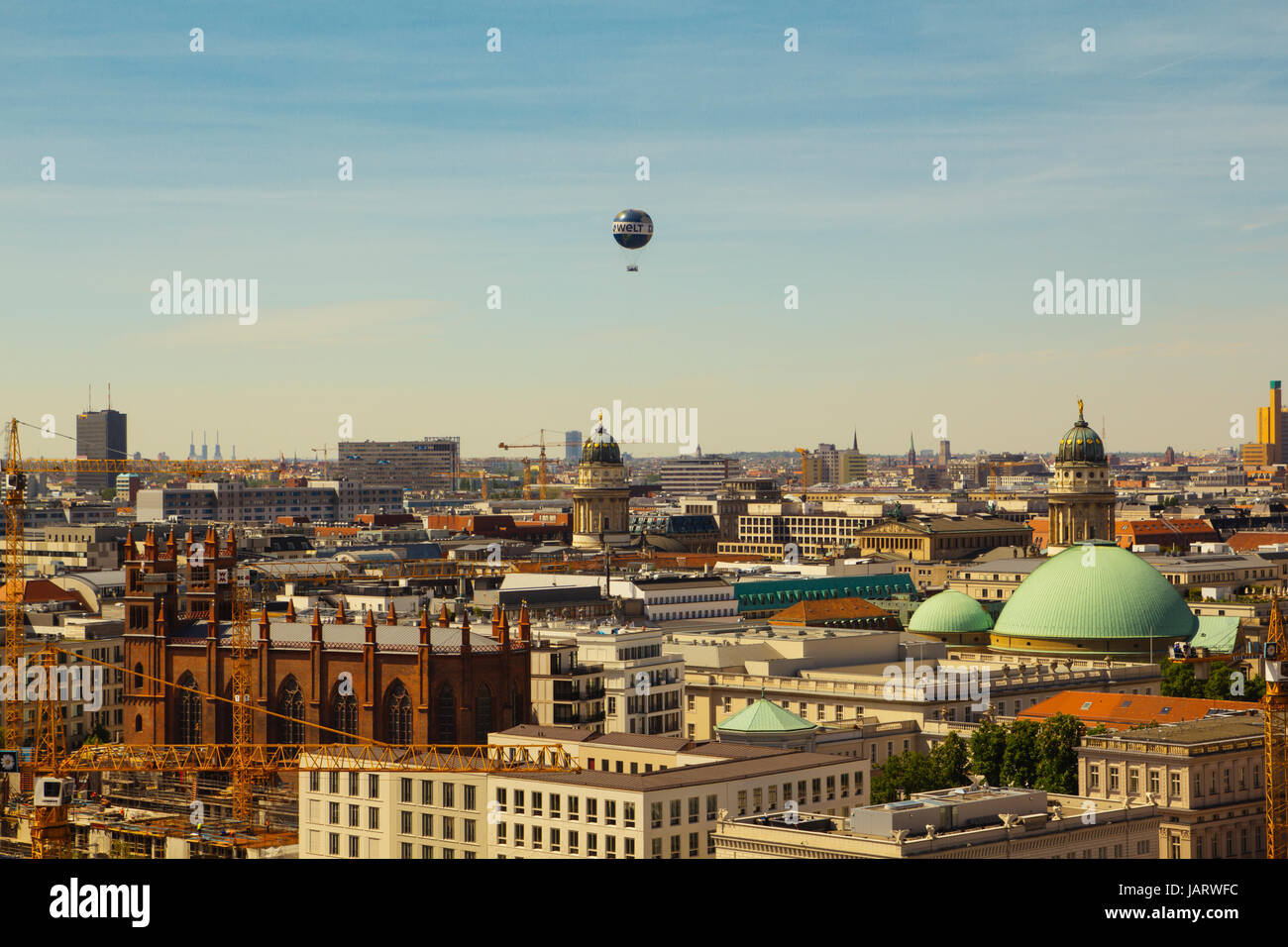 Vista sulla città di Berlino dal tetto della cattedrale cupola con una mongolfiera nel cielo Foto Stock