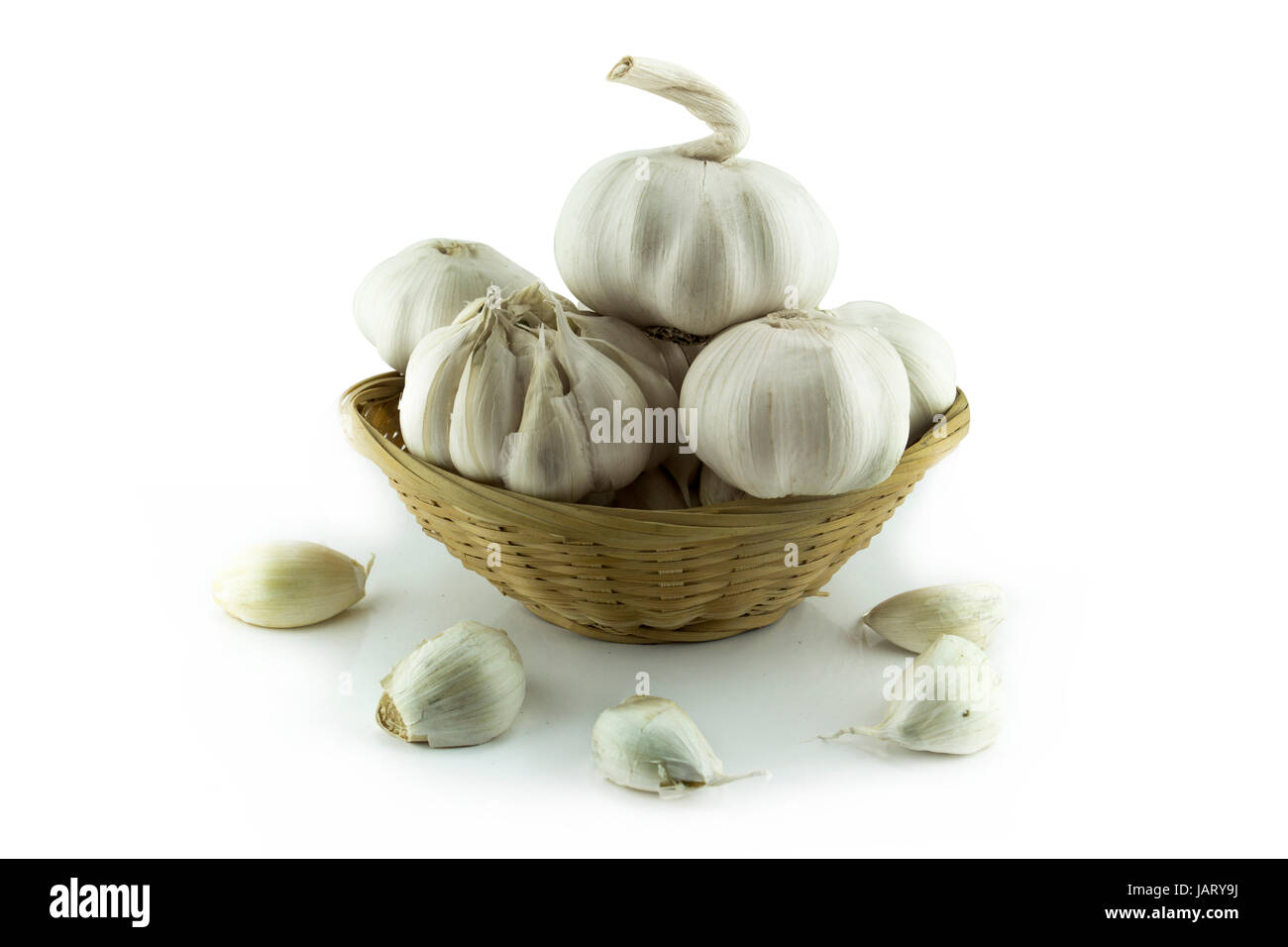 Aglio e aglio lampadina nel piatto di paglia . Foto Stock