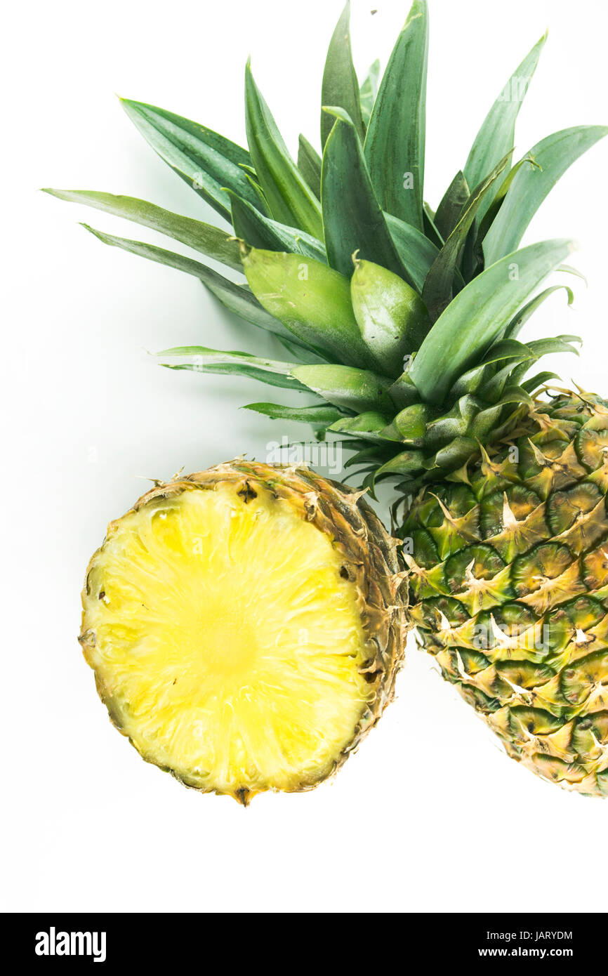 Di ananas maturo con fette isolati su sfondo bianco Foto Stock