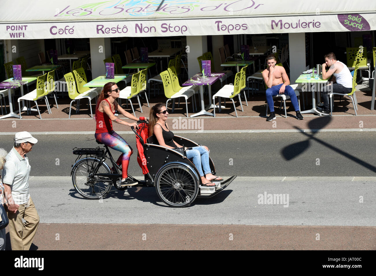 Ragazze donne sul ciclo di equitazione taxi a Capbreton in Francia Foto Stock