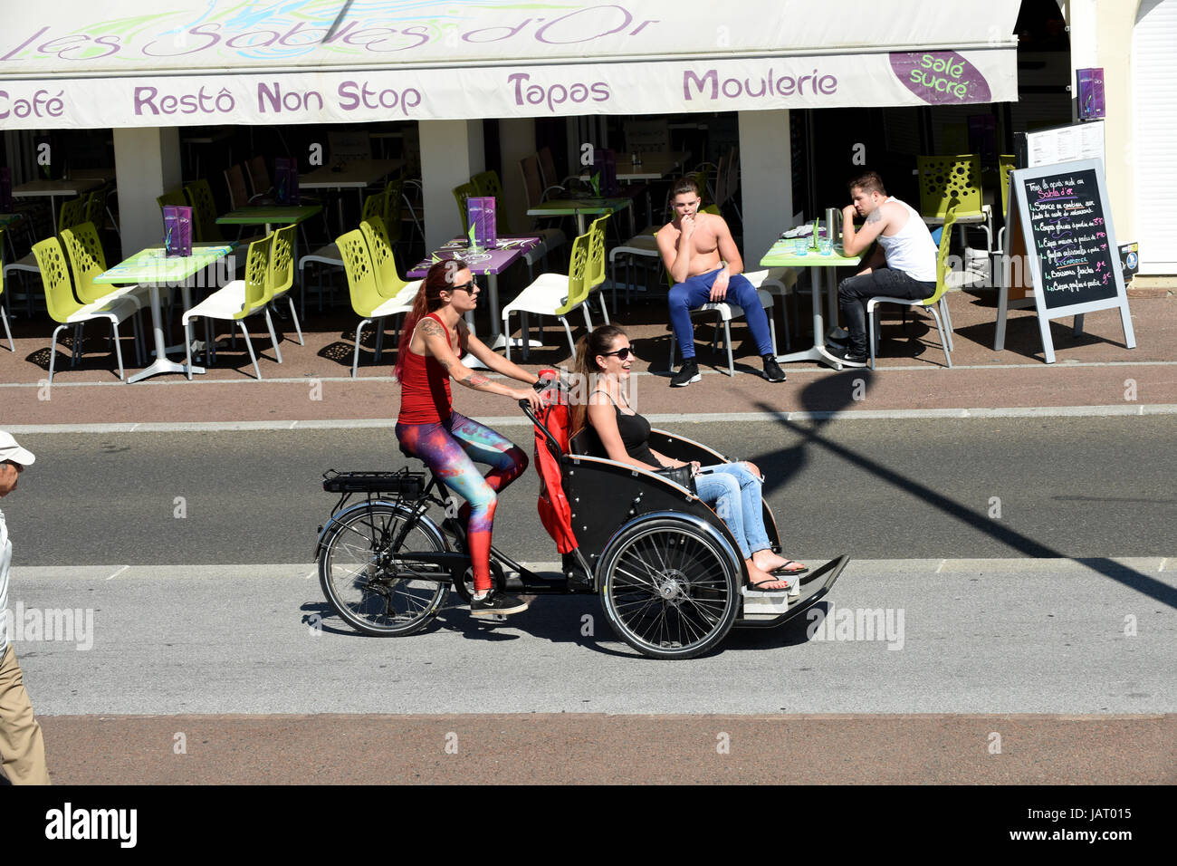 Ragazze donne sul ciclo di equitazione taxi a Capbreton in Francia Foto Stock