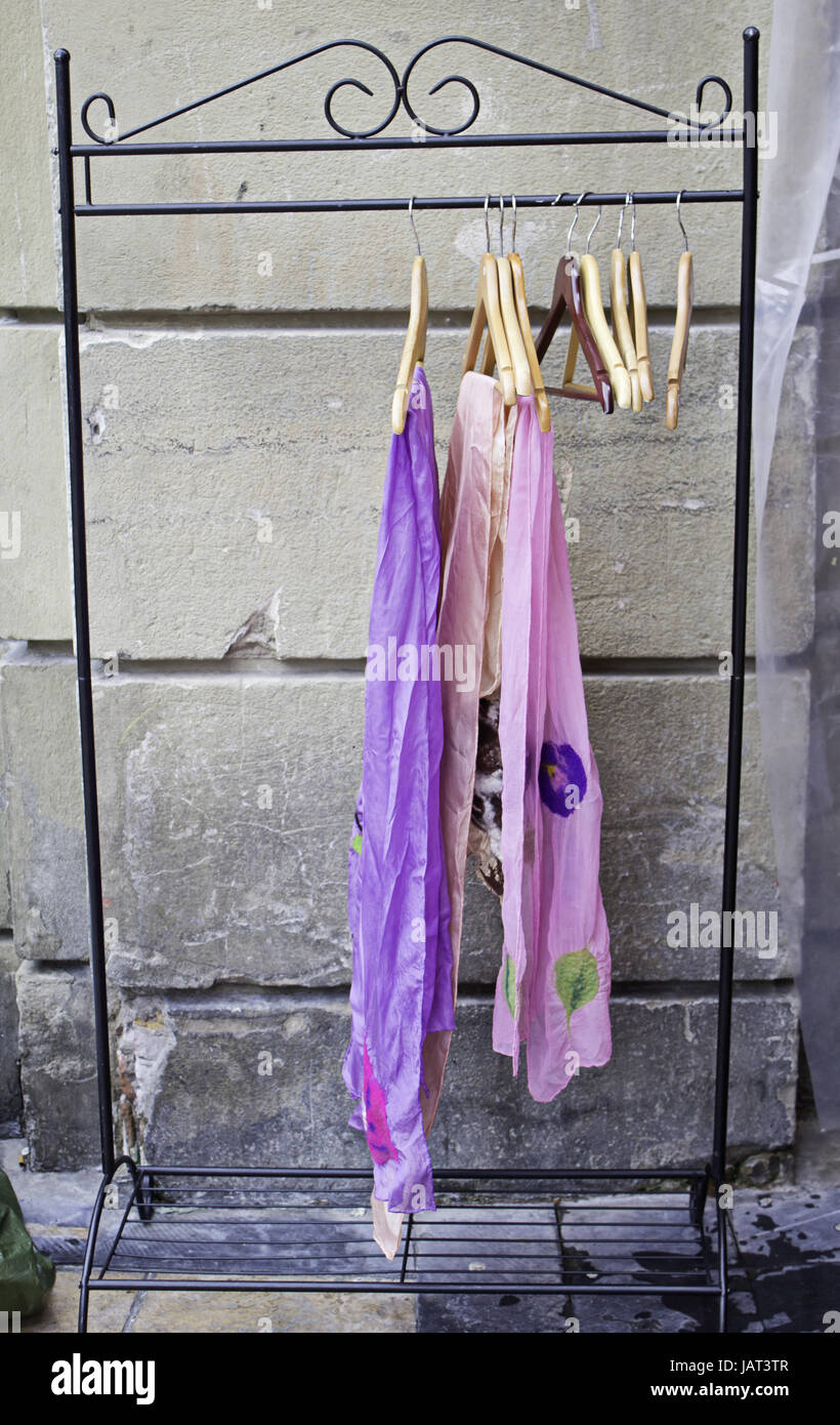 Vestiti su appendiabiti in officina di assemblaggio, di materiale e di fabbricazione Foto Stock