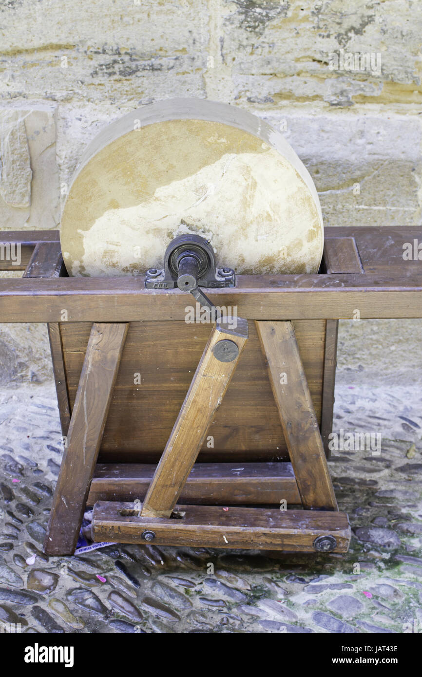 Affilatura dei coltelli e delle ruote di vecchi oggetti, strumenti e industria Foto Stock