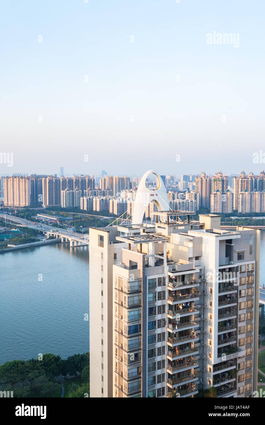 GUANGZHOU - CINA - Aprile 1, 2017: sopra vista di apartment house e Liede ponte nella città di Guangzhou in Mattina di primavera. Guangzhou è il terzo più-popu Foto Stock