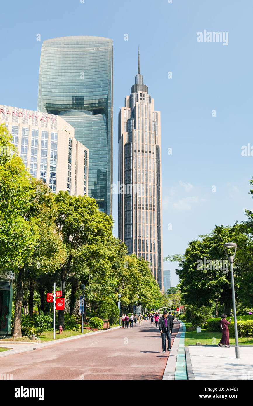 GUANGZHOU - CINA - Aprile 1, 2017: la gente sulla strada nel parco in Zhujiang Città nuova della città di Guangzhou in primavera. Guangzhou è la terza più popolosa città ho Foto Stock