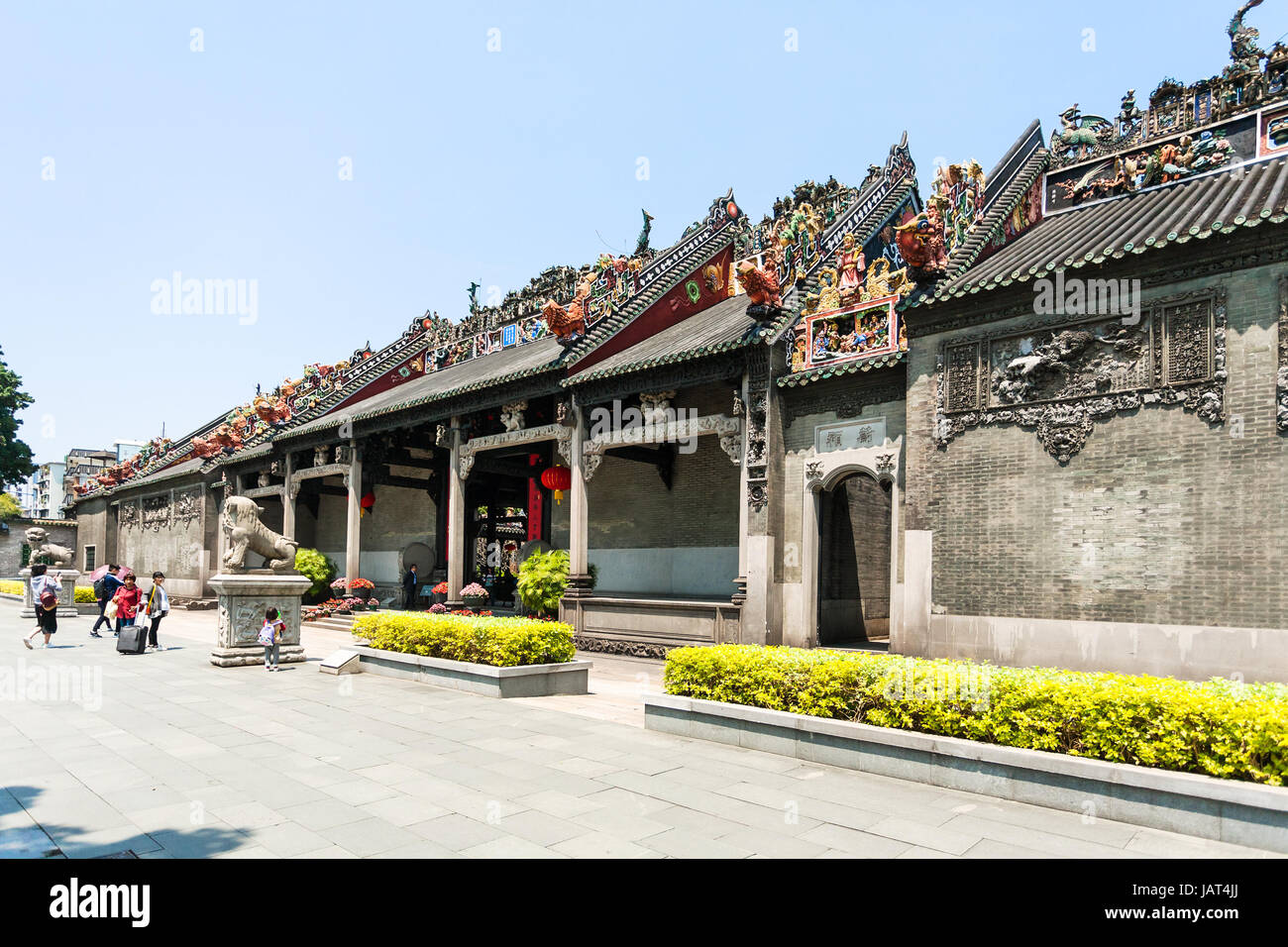 GUANGZHOU - CINA - Aprile 1, 2017: persone vicino a Chen Clan sala ancestrale tempio accademico (Guangdong Folk Art Museum) nella città di Guangzhou. La casa è stata pr Foto Stock