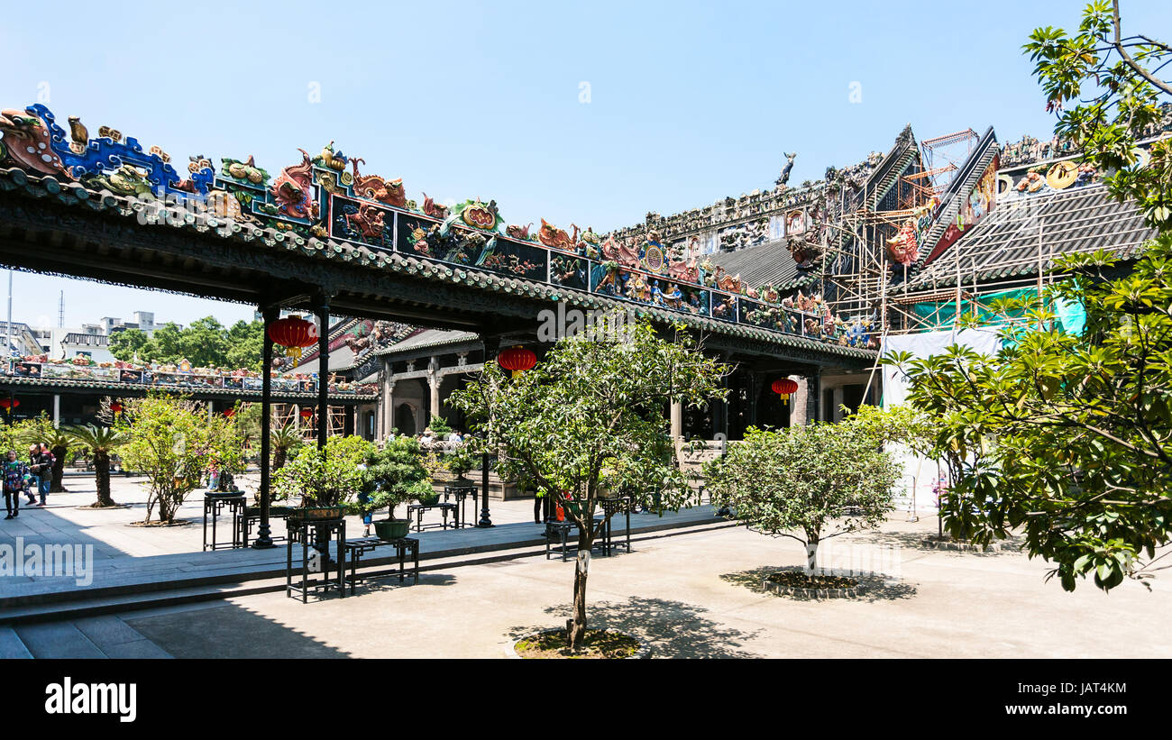 GUANGZHOU - CINA - Aprile 1, 2017: turisti in corte di Chen Clan sala ancestrale tempio accademico (Guangdong Folk Art Museum) in Guangzhou. La casa wa Foto Stock