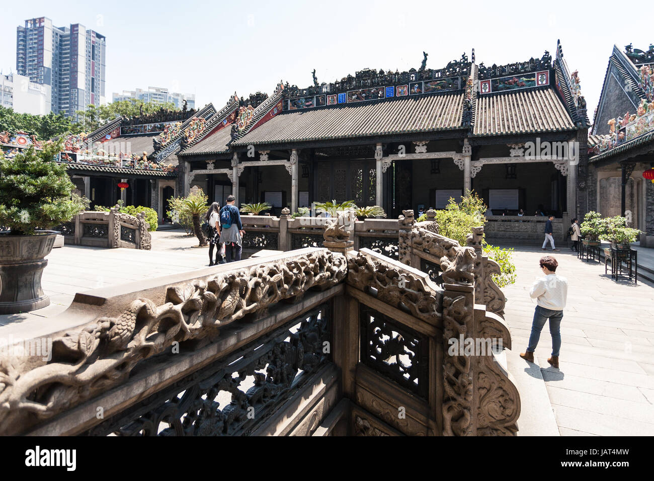 GUANGZHOU - CINA - Aprile 1, 2017: i visitatori nella corte di Chen Clan sala ancestrale tempio accademico (Guangdong Folk Art Museum) in Guangzhou. La casa wa Foto Stock