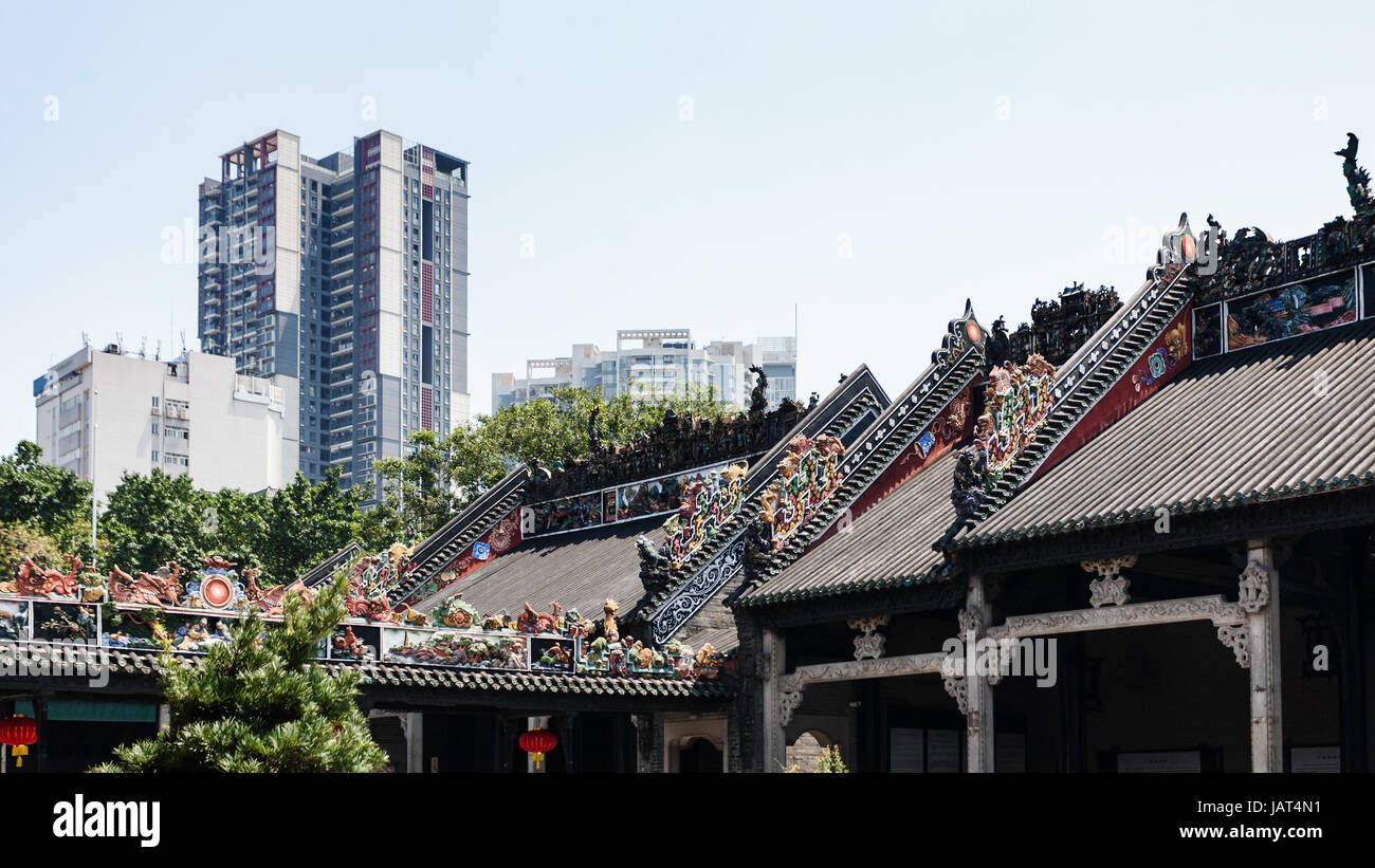 GUANGZHOU - CINA - Aprile 1, 2017: tetti di Chen Clan sala ancestrale tempio accademico (Guangdong Folk Art Museum) in Guangzhou. La casa è stata preparata f Foto Stock