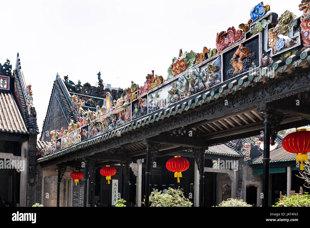 GUANGZHOU - CINA - Aprile 1, 2017: Spiga del tetto del Clan Chen sala ancestrale tempio accademico (Guangdong Folk Art Museum) in Guangzhou. La casa è stata pr Foto Stock