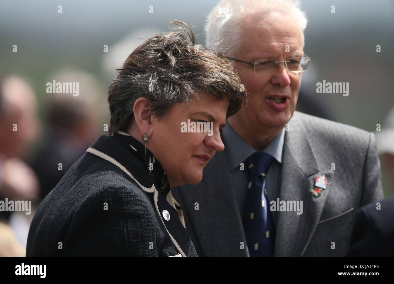 DUP leader Arlene Foster incontra gli ospiti davanti a una cerimonia presso l'isola di Irlanda Peace Park di Messines, Belgio per commemorare la battaglia di Messines Ridge. Foto Stock
