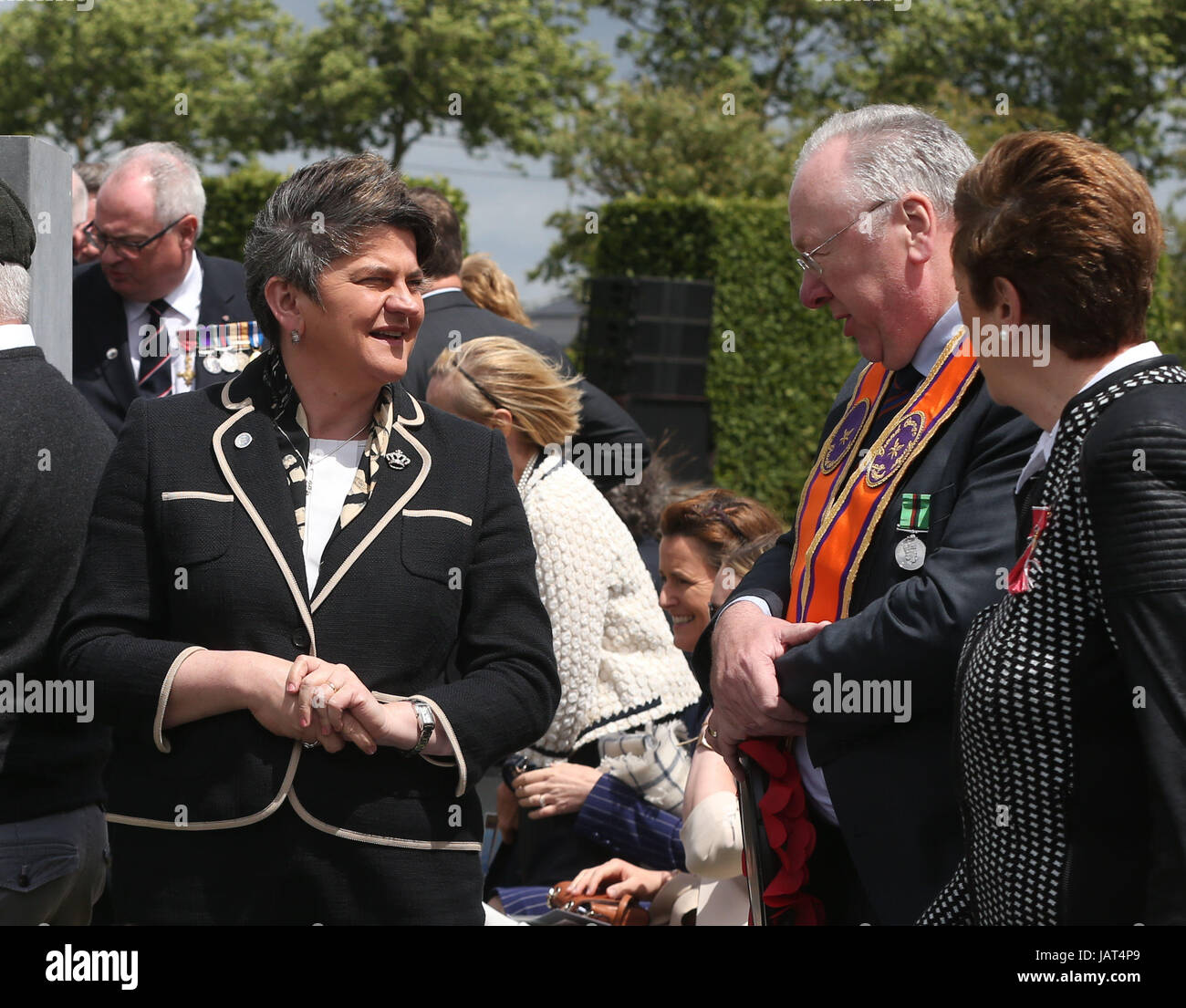 DUP leader Arlene Foster parla con ordine arancione Grand Segretario Mervyn Gibson davanti a una cerimonia presso l'isola di Irlanda Peace Park di Messines, Belgio per commemorare la battaglia di Messines Ridge. Foto Stock