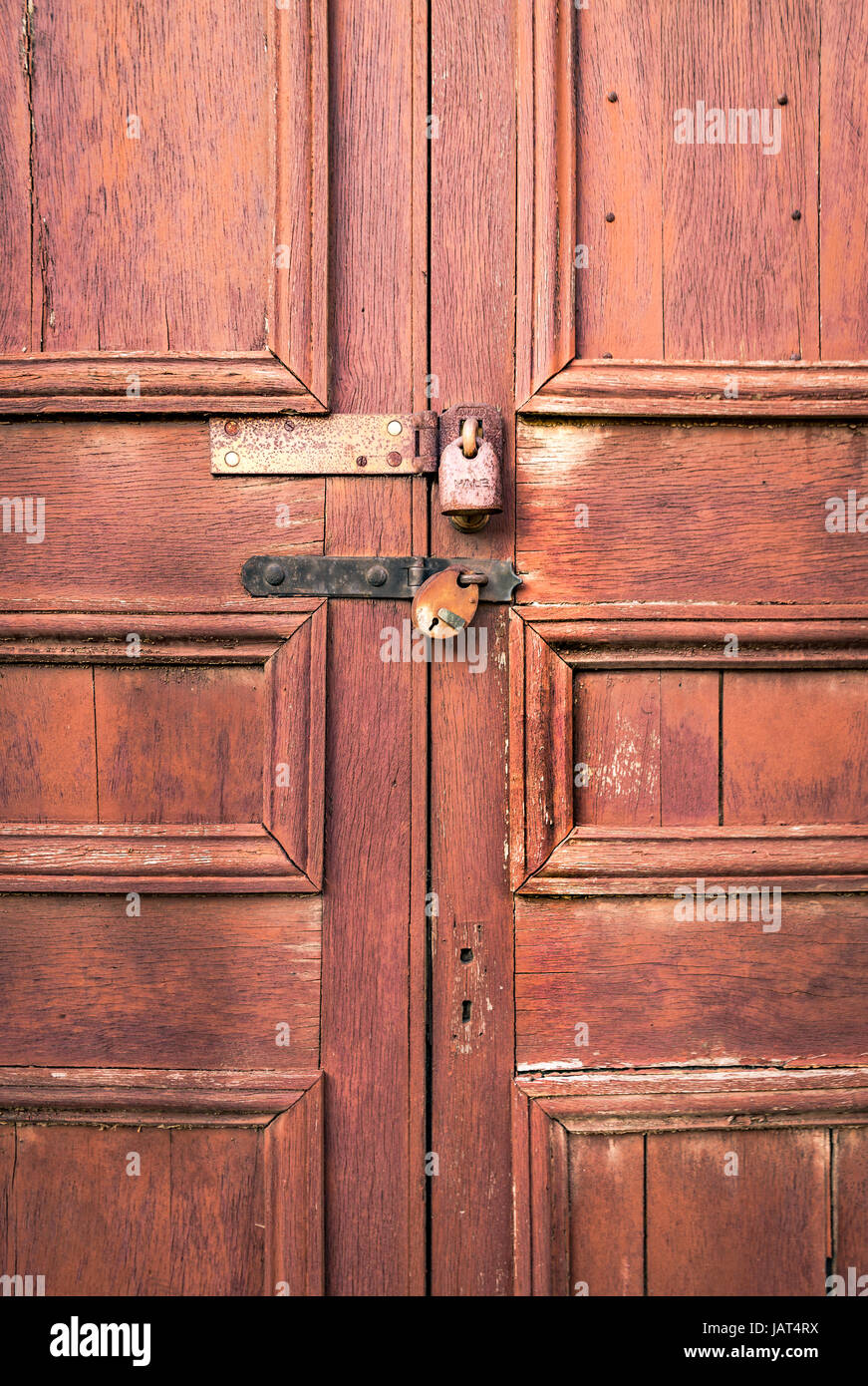 Porte bloccate da due lucchetti e cerniere Foto Stock