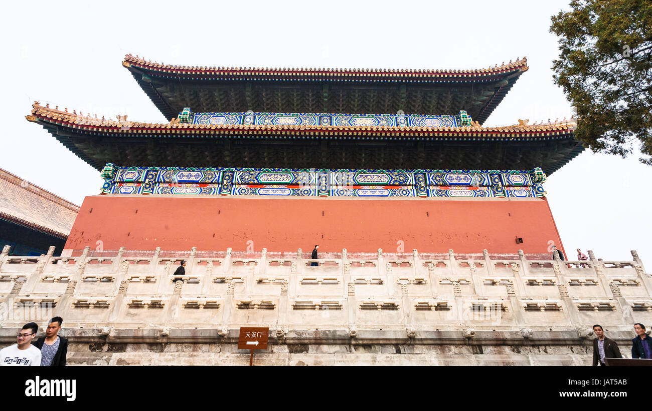 Pechino, Cina - 19 Marzo 2017: turisti vicino alla parete del Imperial Tempio Ancestrale (Taimiao, lavoro culturale del popolo Palace) a Pechino città imperiale Foto Stock