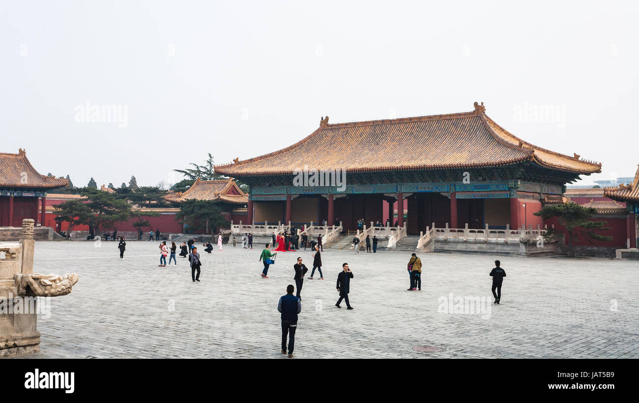 Pechino, Cina - 19 Marzo 2017: la gente a piedi al cortile del Imperial Tempio Ancestrale (Taimiao, lavoro culturale del popolo Palace) in Pechino Imperiale Foto Stock