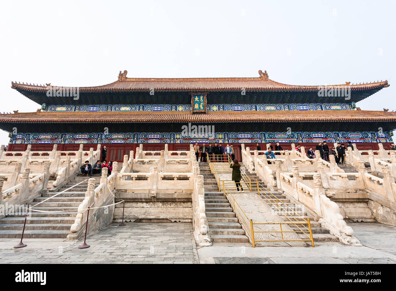 Pechino, Cina - 19 Marzo 2017: turisti nei pressi di facciata di Imperial Tempio Ancestrale (Taimiao, lavoro culturale del popolo Palace) in Pechino Imperiale cit Foto Stock