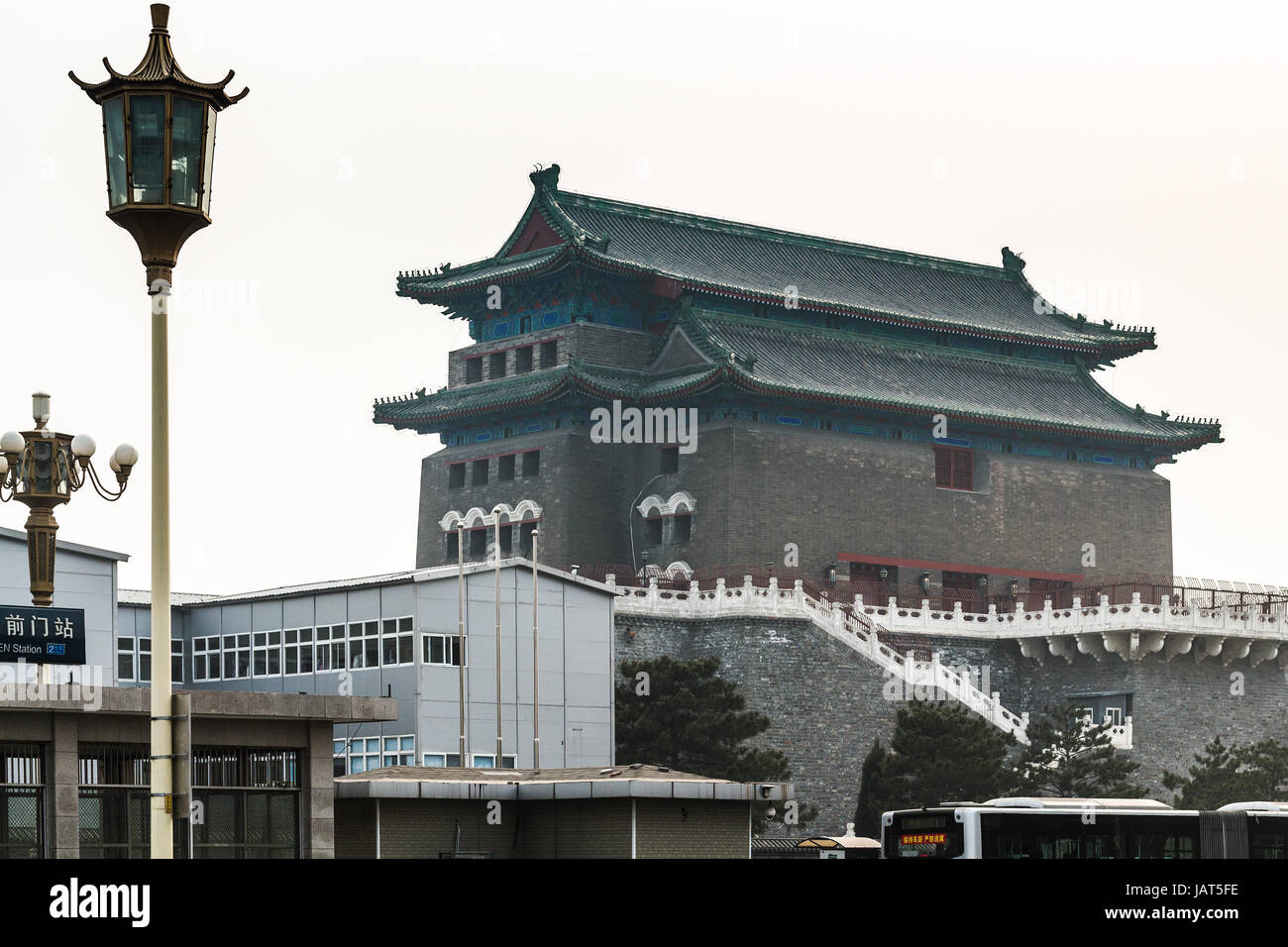 Pechino, Cina - 19 Marzo 2017: vista della freccia di Pechino Torre (Jian Lou) nella porta Zheng Yang nella stagione primaverile. Zhengyangmen è gate nella città storica wal Foto Stock