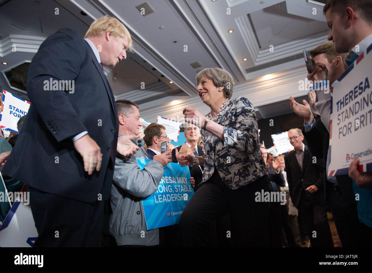 Il primo ministro Theresa Maggio e il Segretario di Stato per gli affari esteri Boris Johnson (sinistra) in un rally a Birmingham durante la campagna elettorale del trail. Foto Stock