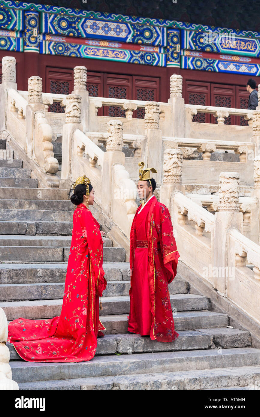 Pechino, Cina - 19 Marzo 2017: matura in abiti tradizionali su fasi di Hall per il culto degli antenati in Imperial Tempio Ancestrale (Taimiao) in bei Foto Stock