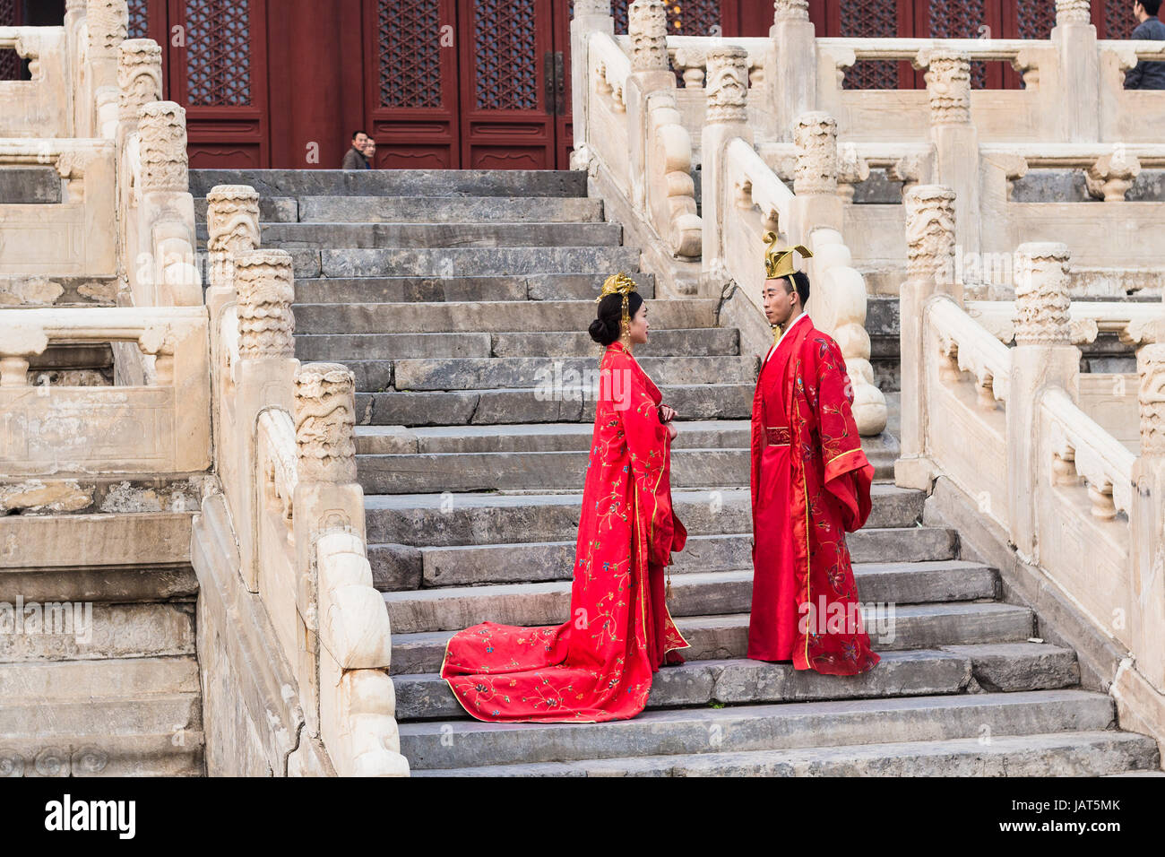 Pechino, Cina - 19 Marzo 2017: matura in abiti cinesi sui gradini di Hall per il culto degli antenati in Imperial Tempio Ancestrale (Taimiao) a Pechino Foto Stock