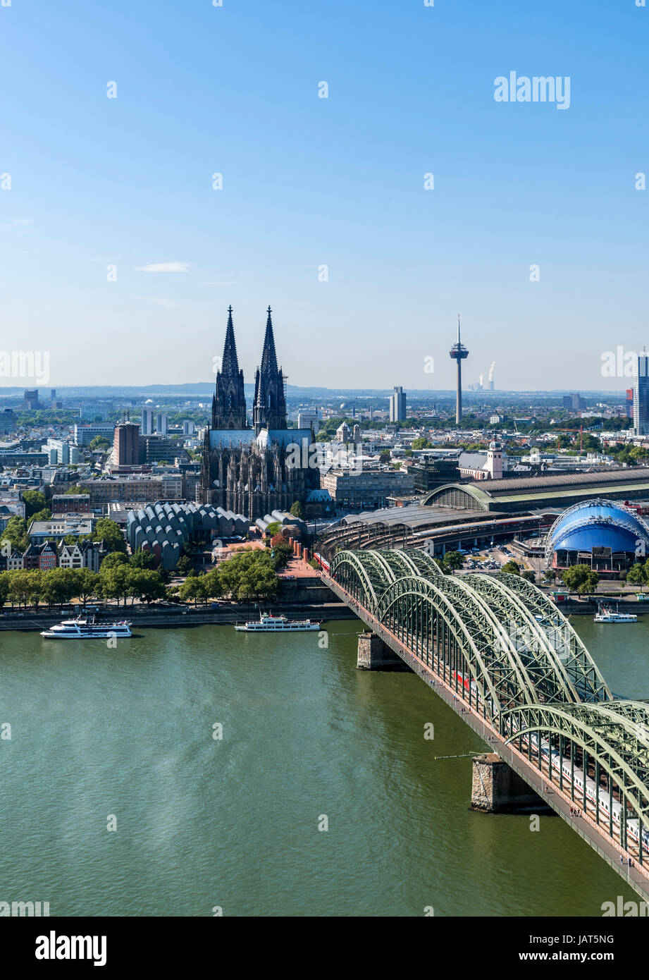 La cattedrale di Colonia. Vista sul fiume Reno alla Cattedrale di Colonia e dalla Stazione Ferroviaria con il ponte di Hohenzollern in primo piano, Colonia Germania Foto Stock