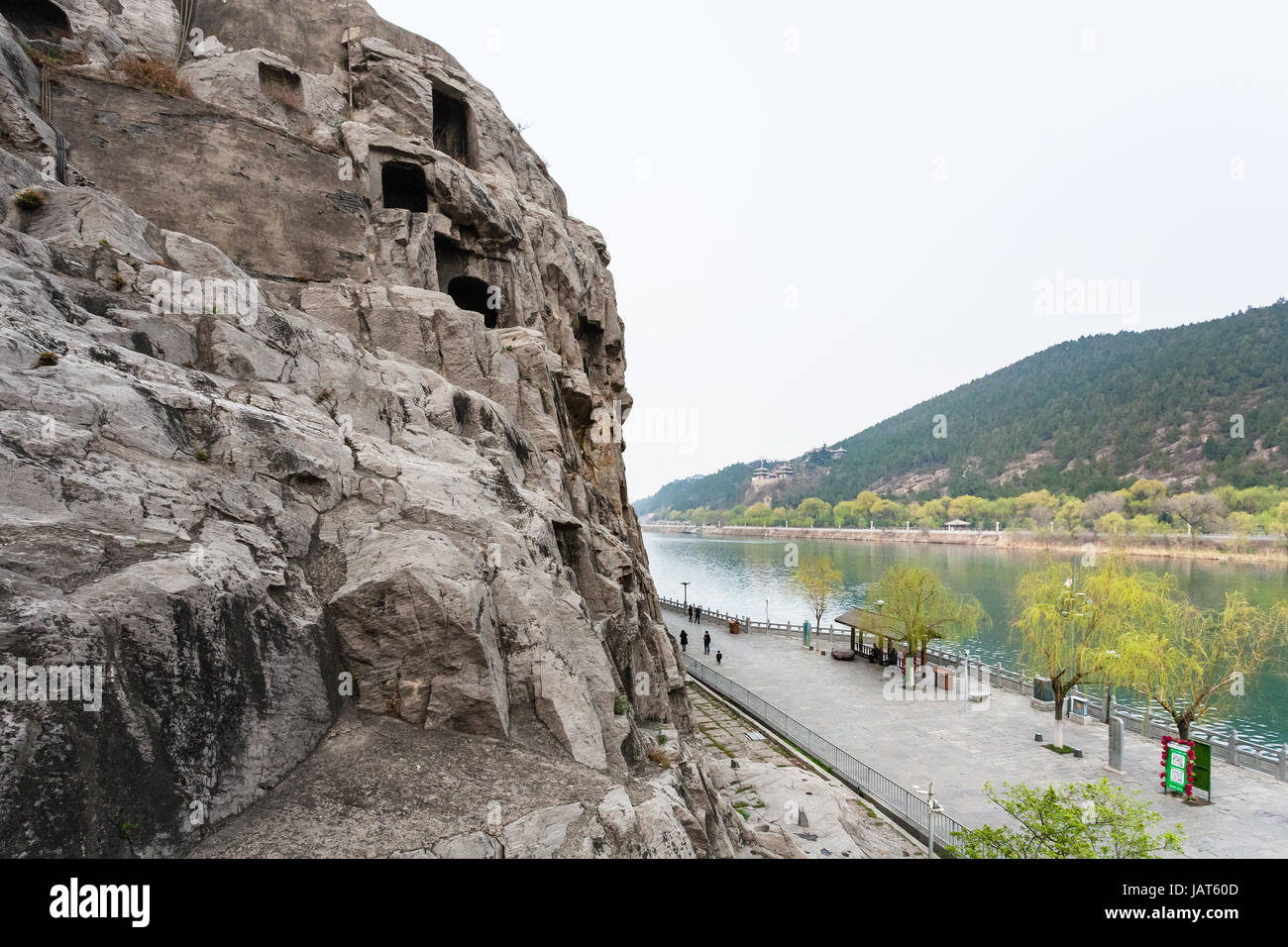 LUOYANG, Cina - 20 Marzo 2017: al di sopra di vista del lungomare con i turisti in cinese monumento Buddista le Grotte di Longmen. Il complesso era iscritto su Foto Stock