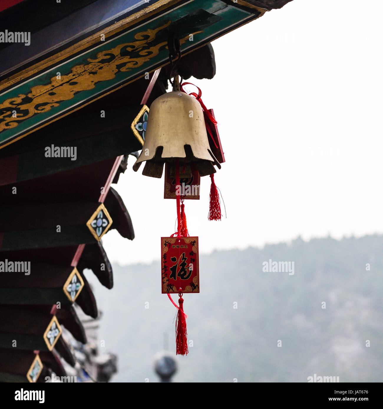 LUOYANG, Cina - 20 Marzo 2017: campana sulla Xiangshan tempio sulla collina orientale cinese di monumento Buddista le Grotte di Longmen in primavera. Il complesso è stato inscri Foto Stock
