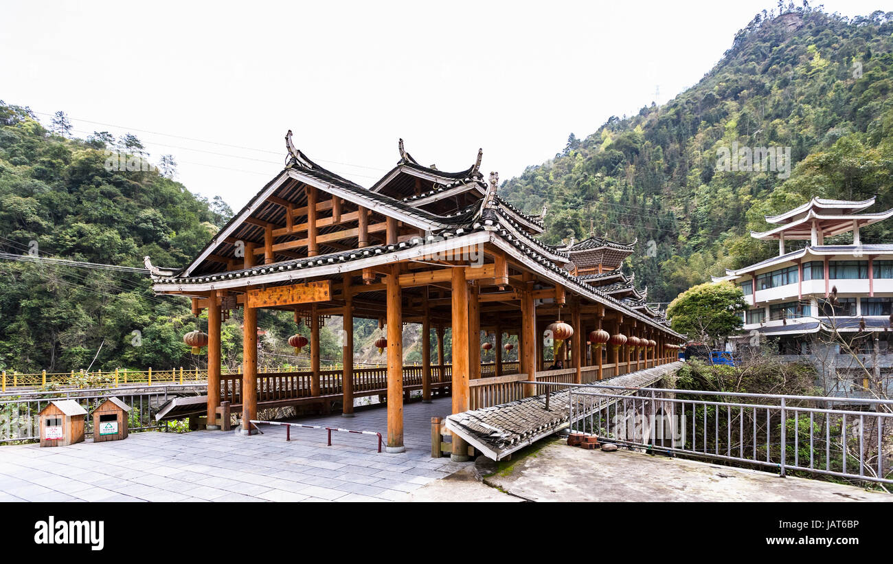 JIANGDI, Cina - 26 Marzo 2017: vista di Dong persone ponte di stile e spa hotel nel villaggio Jiangdi nell'area del resort Longsheng Hot Springs National Fo Foto Stock