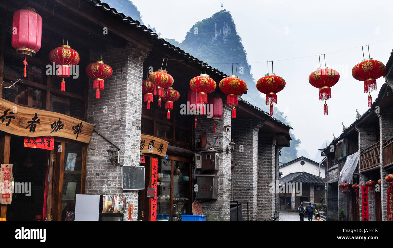 XINGPING, Cina - 30 Marzo 2017: le lanterne cinesi sulla strada di Xing Ping città in Yangshuo county in primavera. La città è stata risolta nel 265 D.C. Xingping Foto Stock