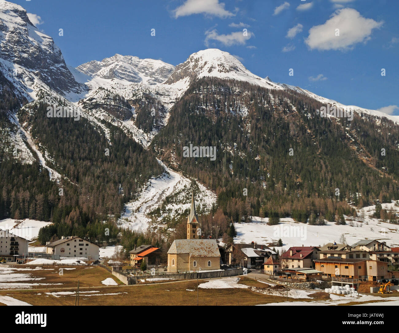 Villaggio di Bergün, Svizzera dal treno Glacier Express nelle Alpi Svizzere. Foto Stock