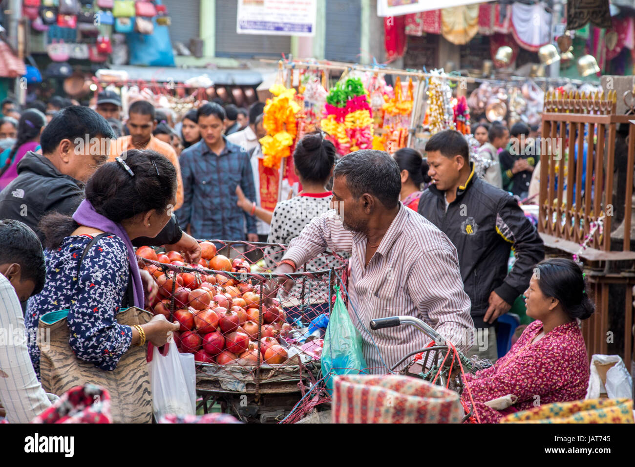Nepalese venditore di frutta Foto Stock