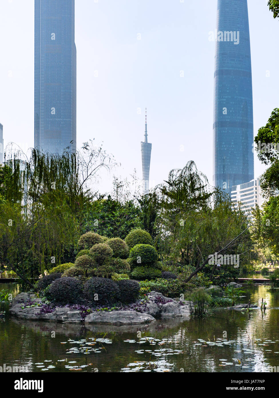 Viaggio in Cina - stagno in Zhujiang parco pubblico nella città di Guangzhou in stagione primavera Foto Stock