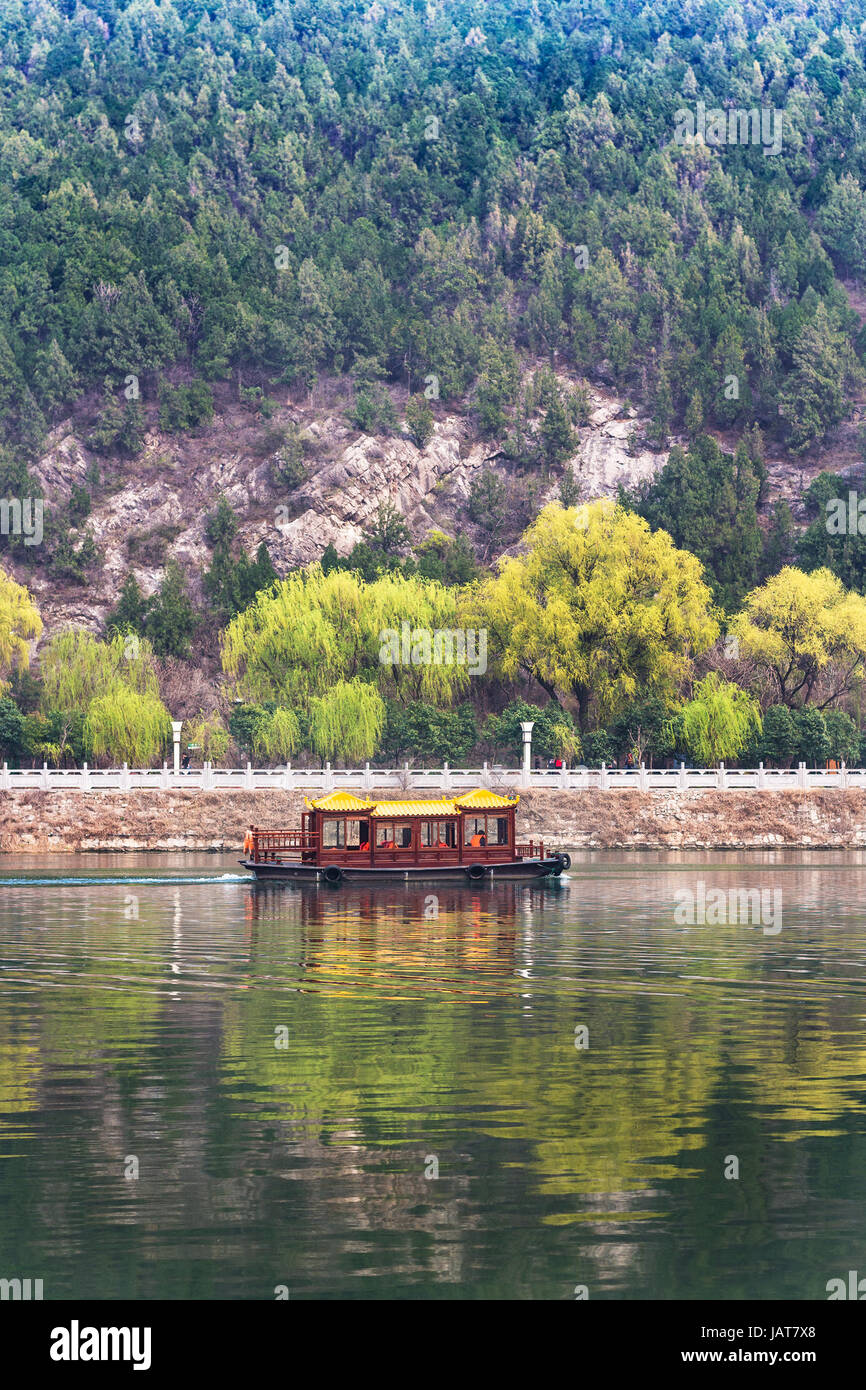 Viaggio in Cina - Vista della barca nel fiume Yi e verde collina ad est di Le Grotte di Longmen area nella stagione primaverile Foto Stock