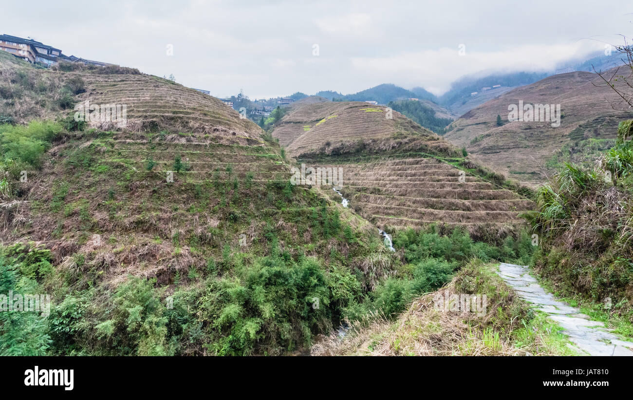 Viaggio in Cina - percorso tra colline terrazzate vicino Dazhai villaggio nella zona di Longsheng terrazze di riso (Dragon's Backbone terrazza, Longji riso Terrac Foto Stock
