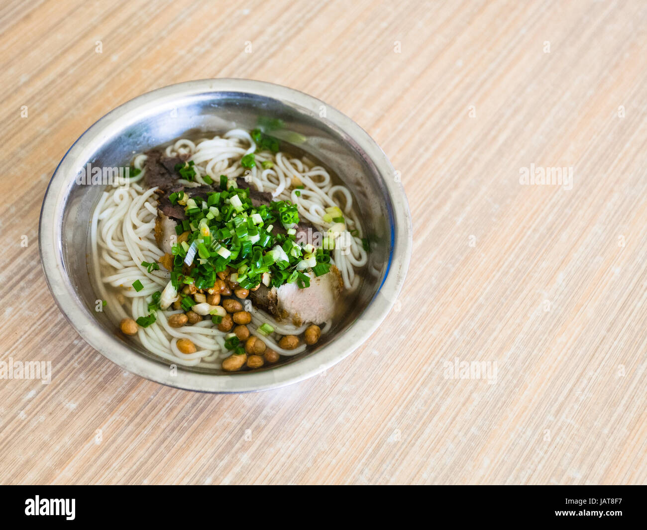 Viaggio in Cina - ciotola con udon noodles zuppa con carne di maiale e di guilin riso tagliatelle in tabella in cinese economici eatery in città Longsheng Foto Stock