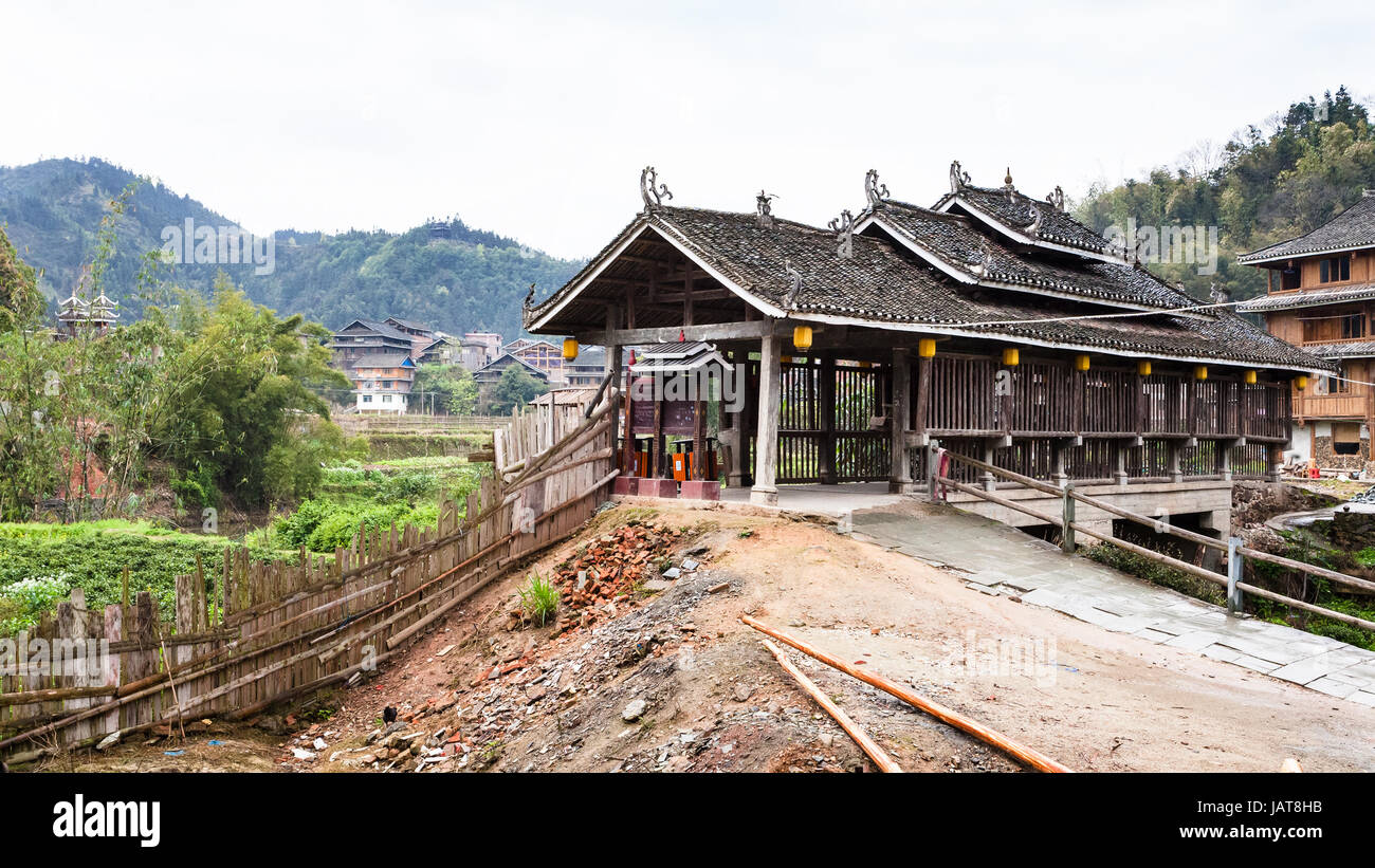 Viaggio in Cina - country road al vento e alla pioggia ponte di Chengyang villaggio di Sanjiang Dong contea autonoma nella mattina di primavera Foto Stock