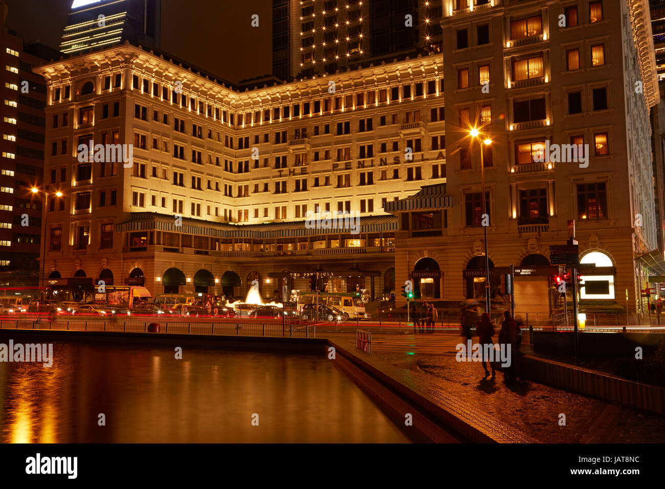 L'Hotel Peninsula di notte, Tsim Sha Tsui, Kowloon, Hong Kong, Cina, Asia Foto Stock