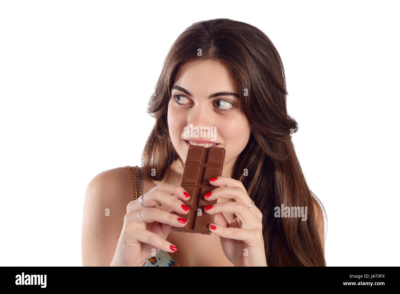 Chiudere fino a una giovane donna bellissima mangiare cioccolato. Isolato sullo sfondo bianco. Foto Stock