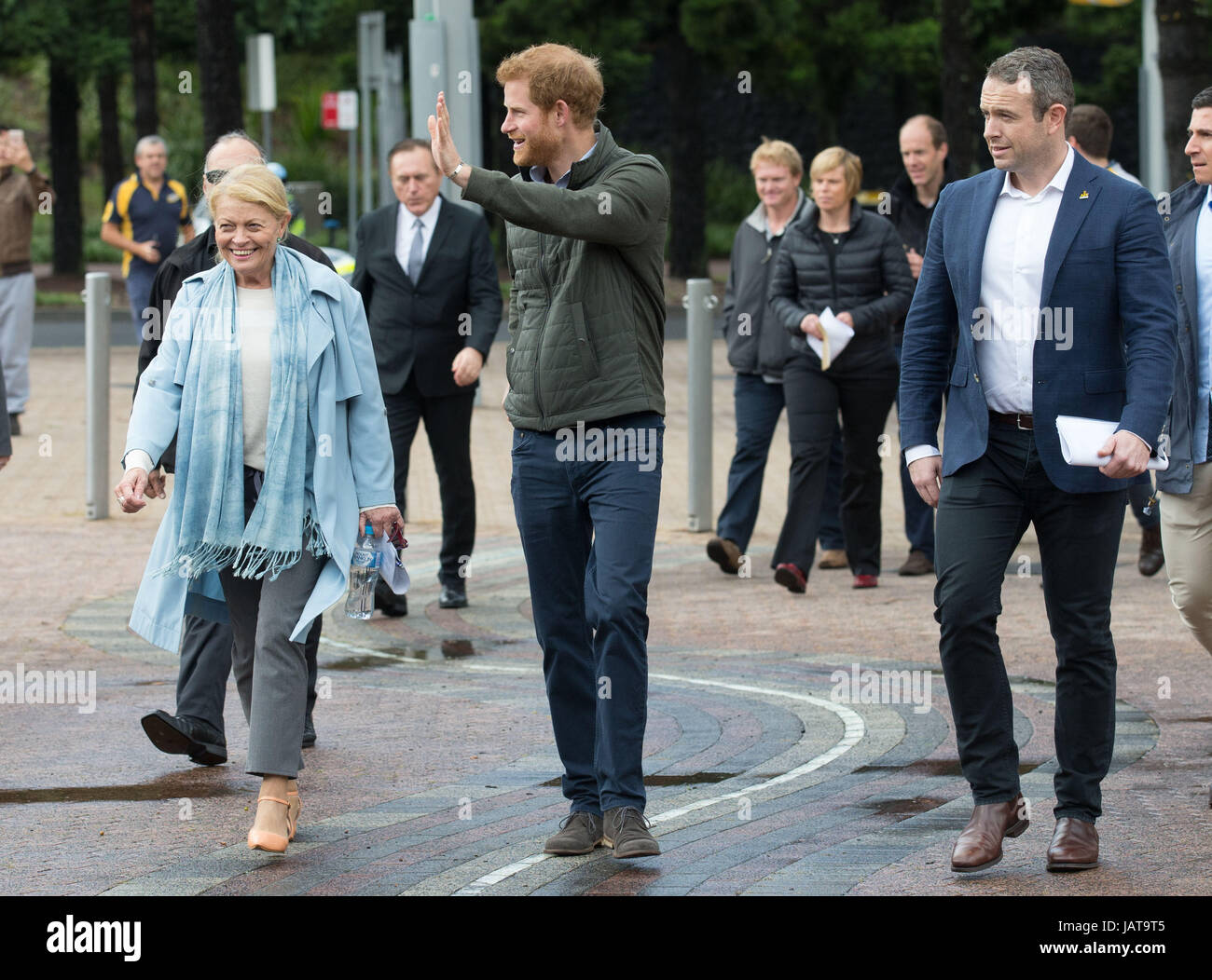 Il principe Harry (centro) onde pubblico in attesa durante una visita al Centro Acquatico al Parco Olimpico del centro sportivo a Sydney in Australia, che sarà una delle sedi della Invictus Games Sydney 2018. Foto Stock