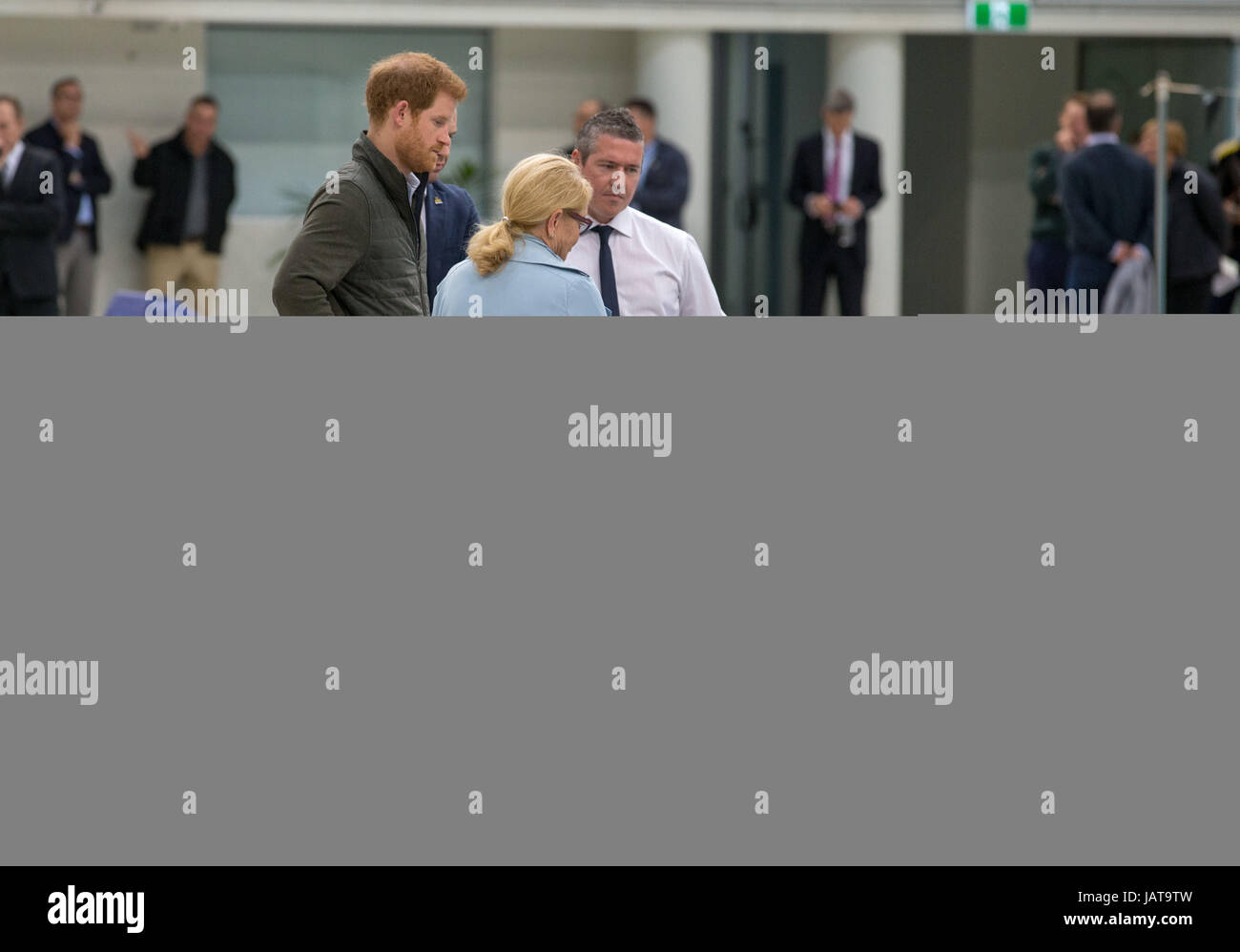 Il principe Harry (sinistra) durante una visita al Centro Acquatico al Parco Olimpico del centro sportivo a Sydney in Australia, che sarà una delle sedi della Invictus Games Sydney 2018. Foto Stock