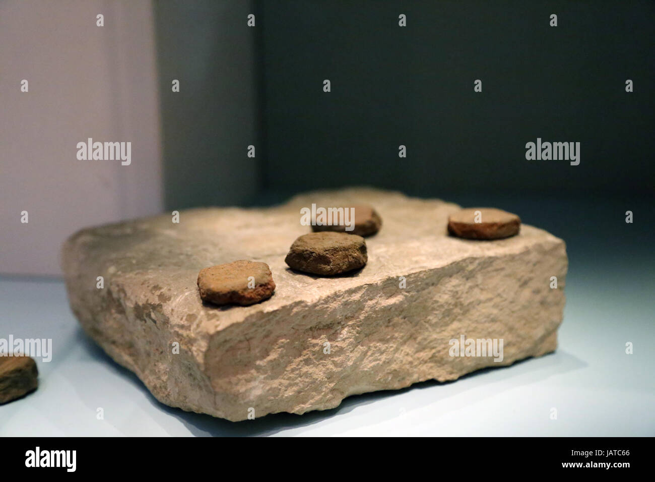 Gaming-Board blocco di pietra. I pezzi di gioco sono realizzati in forma di frammenti di vasi rotti. Da Giza. British Museum. Foto Stock