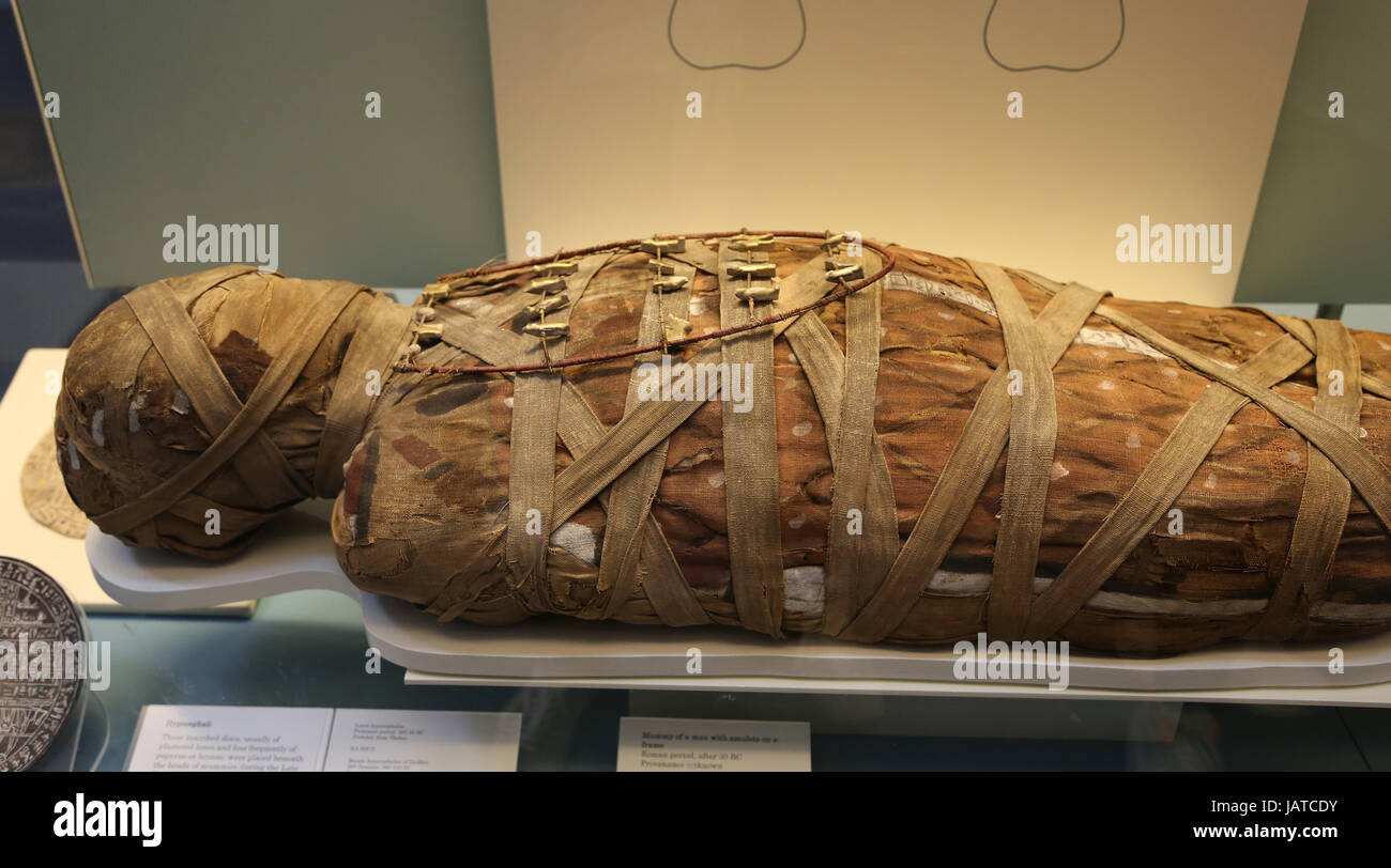 Mummia avvolta immagini e fotografie stock ad alta risoluzione - Alamy