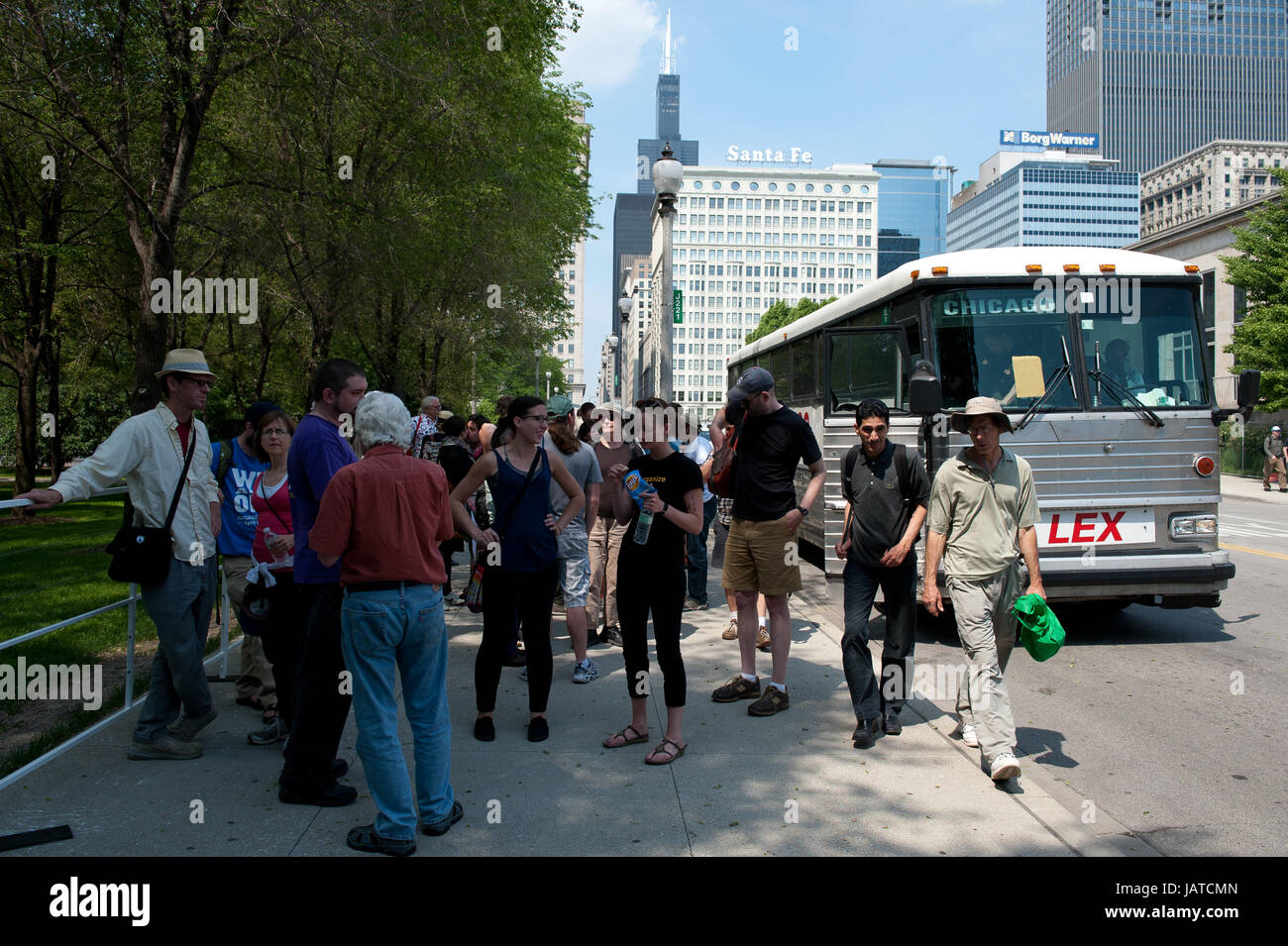 Persone provenienti da tutto il paese di arrivare in autobus a Chicago's Petrillo musica Shell in Grant Park dove l avvio delle principali marzo e la protesta contro la NATO è stata messa in scena. Foto Stock