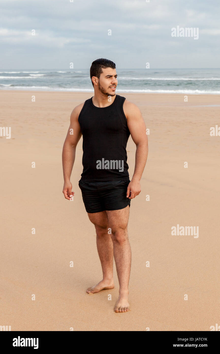 Ritratto di uomo arabo sulla spiaggia di mattina Foto Stock