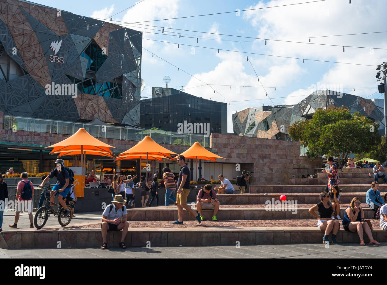 Vista del plaza a Federation Square nel centro di Melbourne, Victoria, Australia. Foto Stock